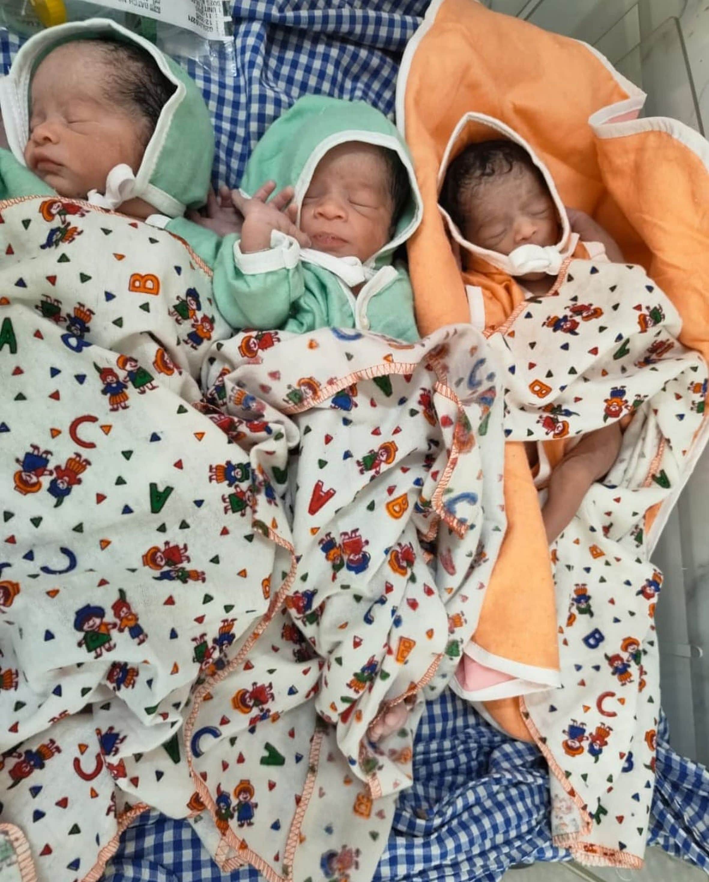 जगदीशपुर के रानीगंज स्थित निजी अस्पताल में मौजूद तीनों नवजात बच्चे। स्रोत: स्थानीय नागरिक