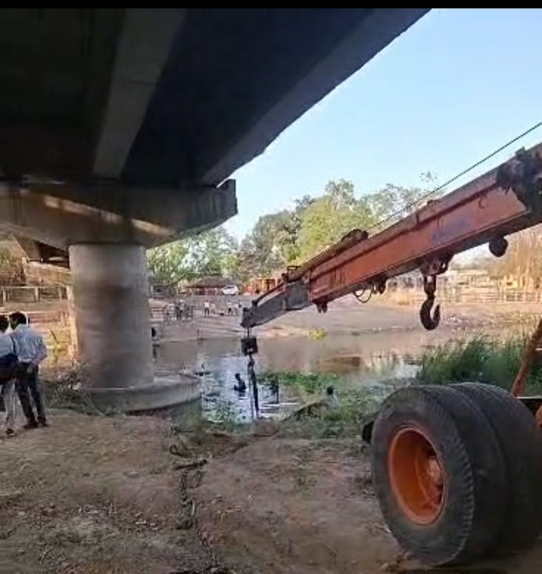 Cleaning of the Kuano River at Amhat Ghat continued for the second day.