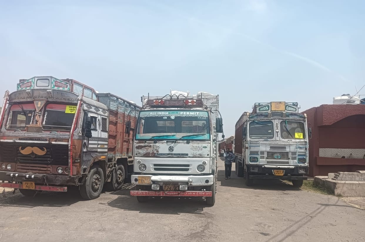 15 trucks stranded at Dharsool Mandi for four days, unable to get gate passes to leave