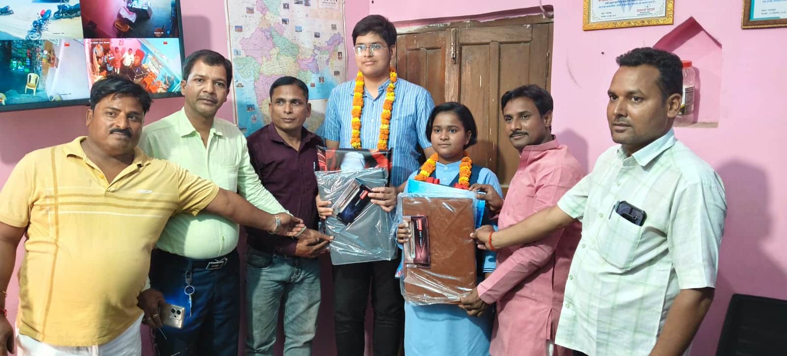 कप्तानगंज में सीबीएसई हाई स्कूल परीक्षा में जनपद में सेकंड टॉपर बनी अनन्या सिंह और तीसरे स्थान 