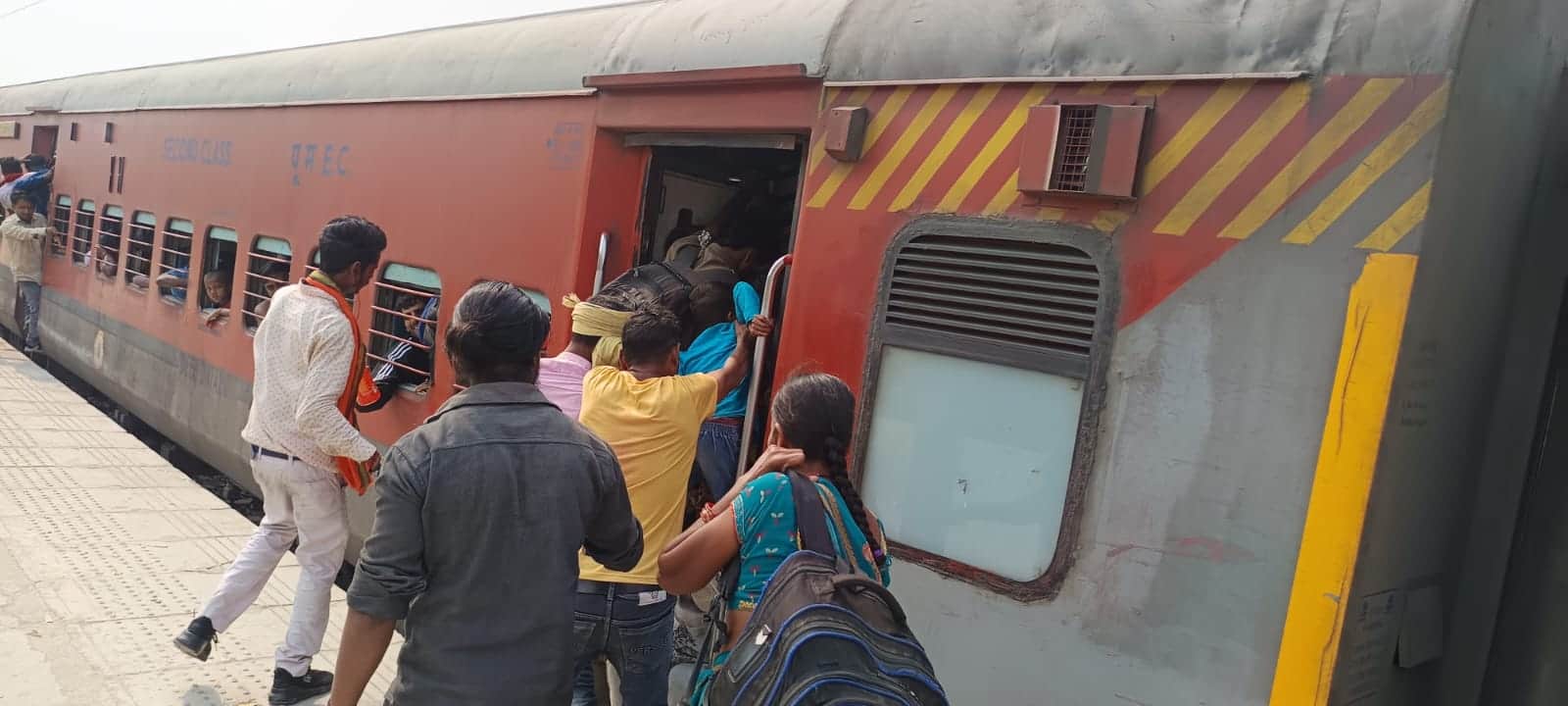 कप्तानगंज रेलवे स्टेशन पर ट्रेन आते ही जुटी भीड़।संवाद