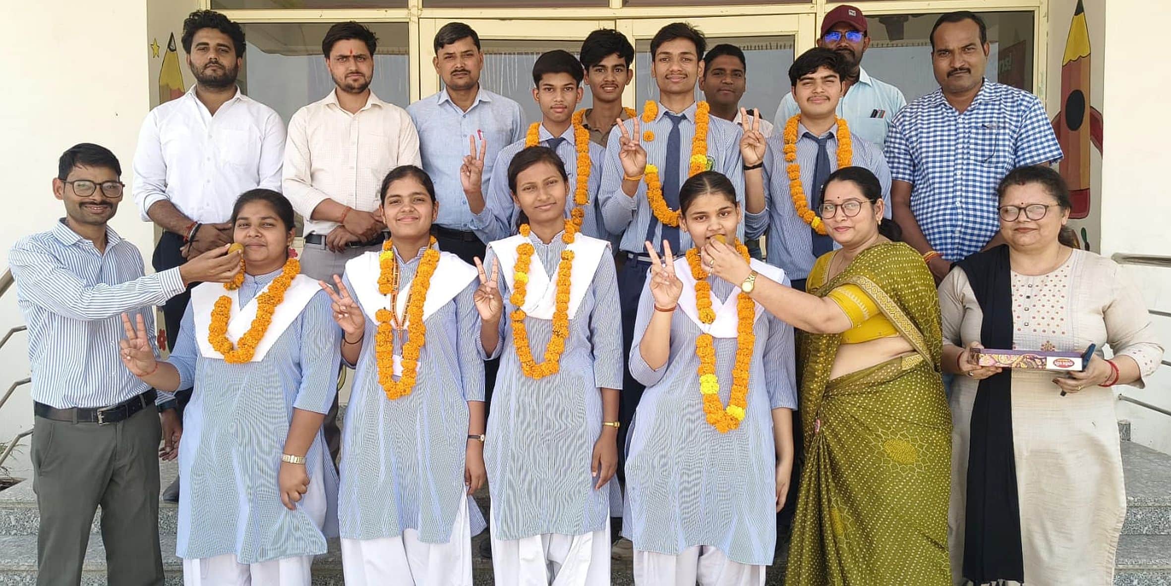 कोरवा स्थित डीएवी पब्लिक स्कूल में मेधावी विद्यार्थियों को मिठाई खिलाते शिक्षक। स्रोत: विद