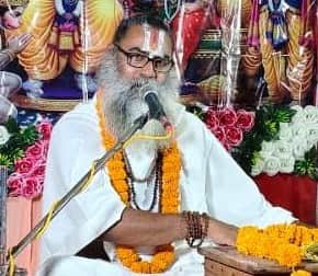 कथावाचक वैष्णव दास महराज।