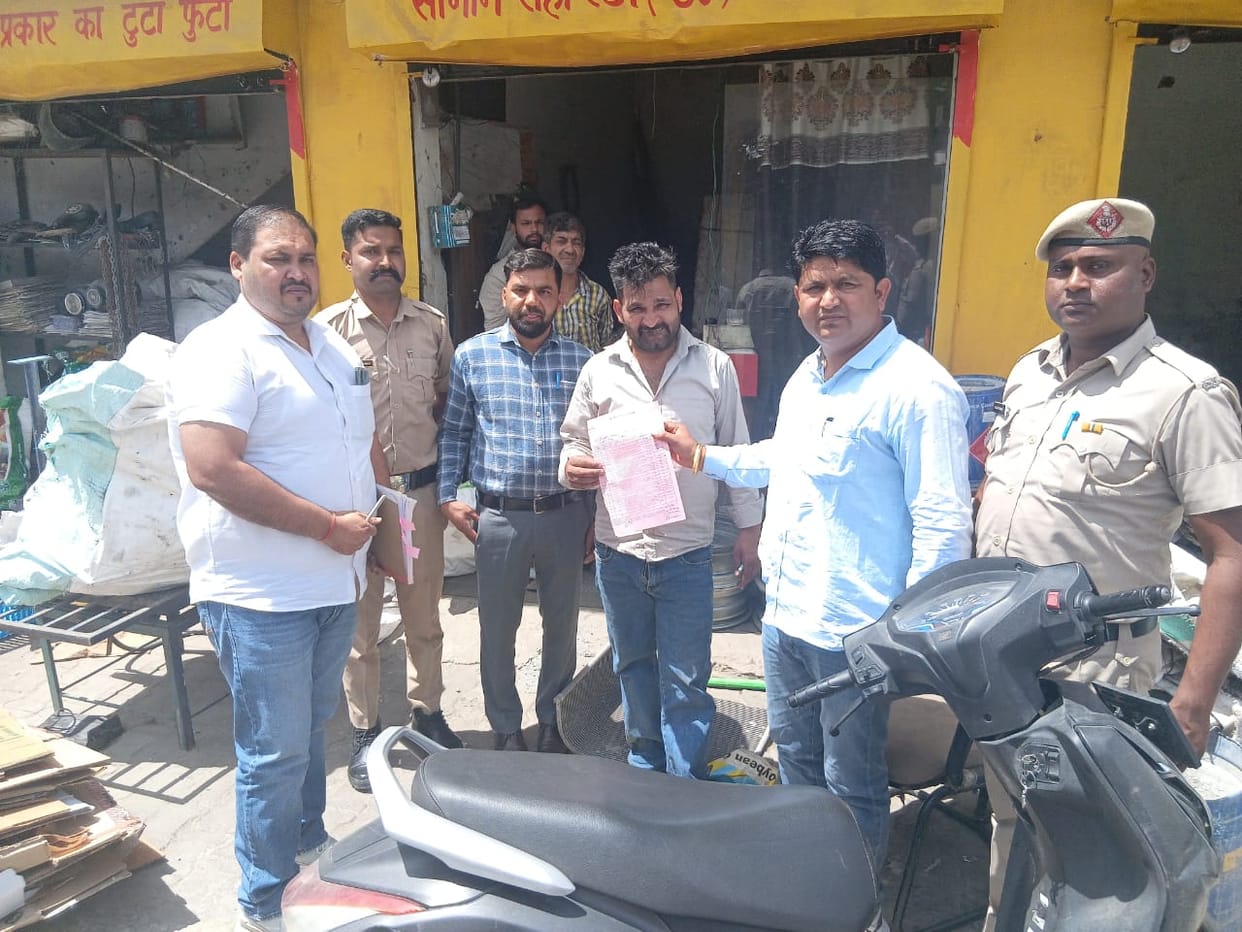 The corporation issued challans to eight shopkeepers for littering.