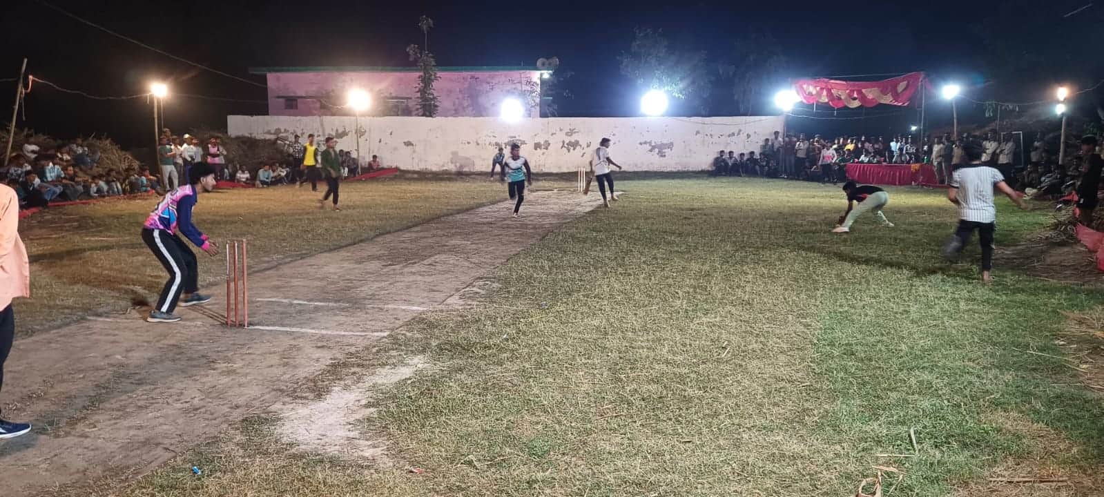 मोगलपुरा पंचायत भवन परिसर में क्रिकेट खेलते खिलाड़ी।संवाद