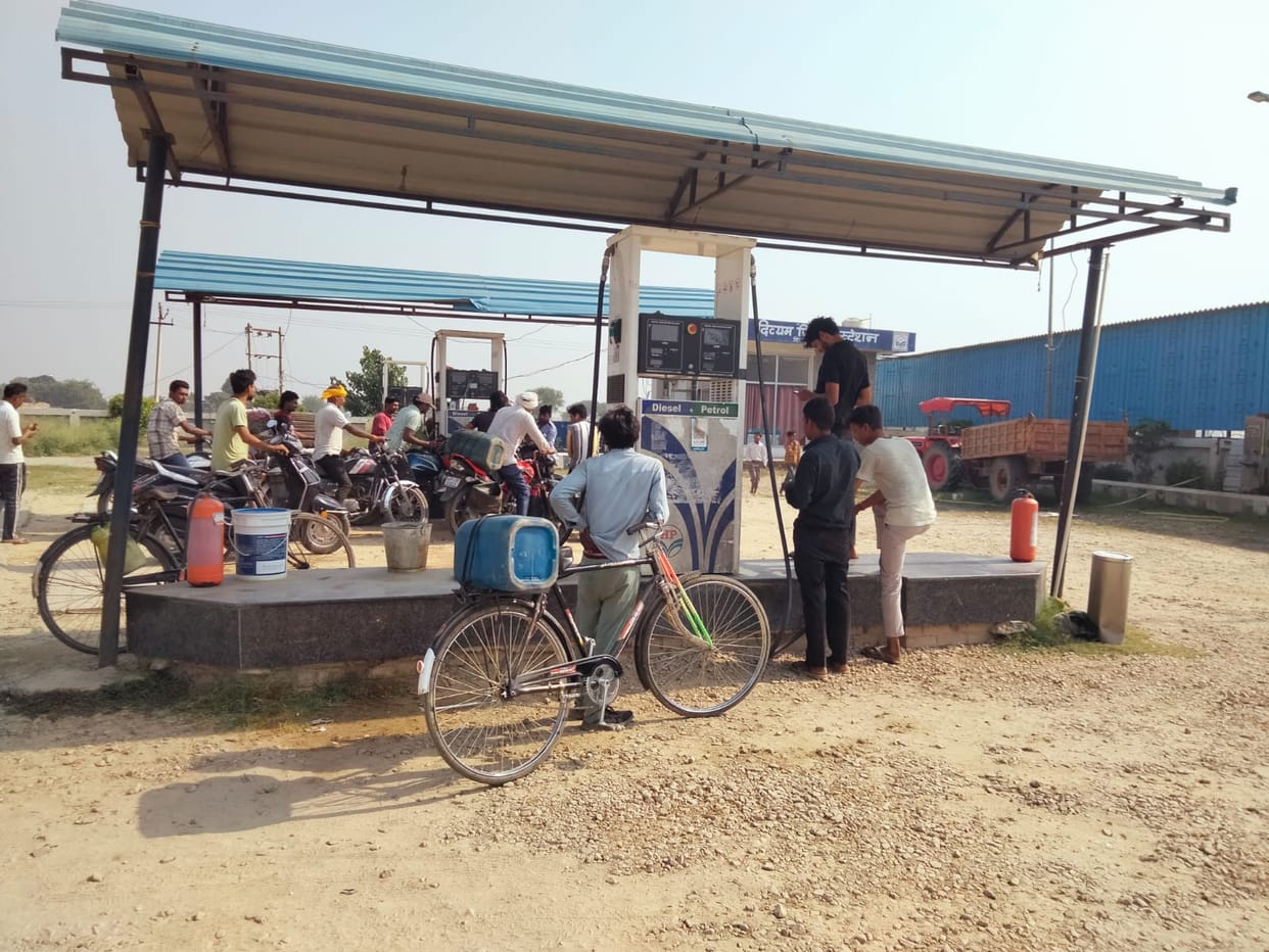 E-rickshaw collides with Bolero, eight Nepali pilgrims injured