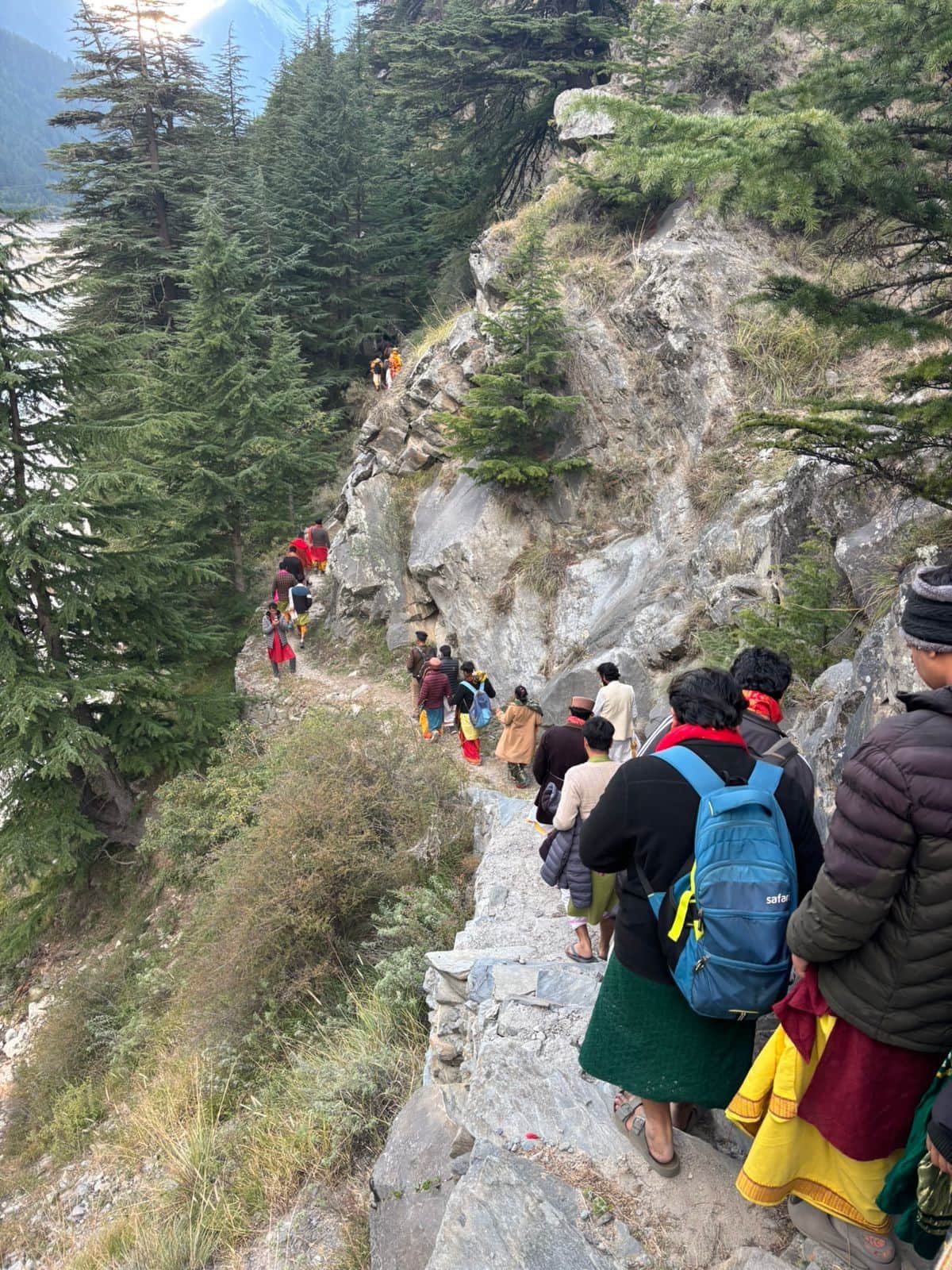 मुखबा जांगला पैदल मार्ग से अवाजाही करते गंगोत्री धाम के तीर्थपुरोहित। संवाद फाइल फोटो