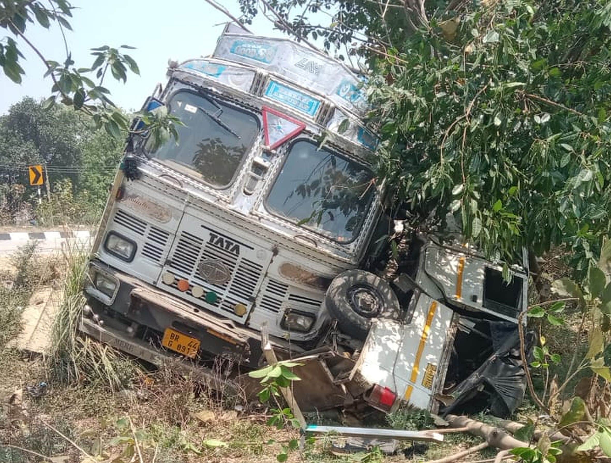 मुसाफिरखाना में लखनऊ-वाराणसी हाईवे पर दुघर्टनाग्रस्त कार व पिकअप। स्रोत: स्थानीय नागरिक
