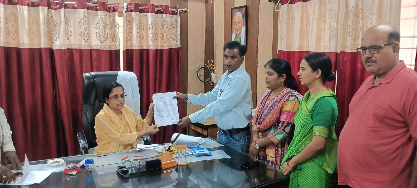 मोतीचक बीडीओ श्रवेता मिश्रा को ज्ञापन सौपते रोजगार सेवक।स्रोत-सोशल मीडिया