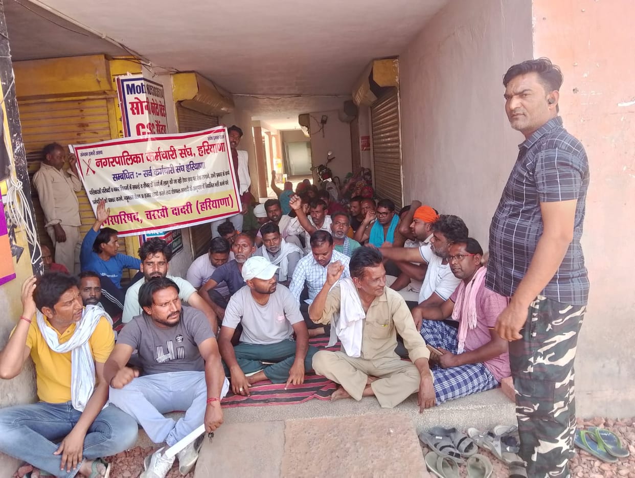 Sanitation workers staged a three-hour sit-in to demand their rights and raised slogans against the government
