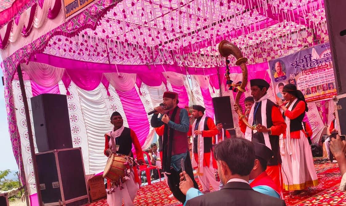 नैनीडांडा ब्लॉक के अंतर्गत हल्दूखाल में आयोजित बूंगी महोत्सव में भजनों की प्रस्तुति देते लोक ग