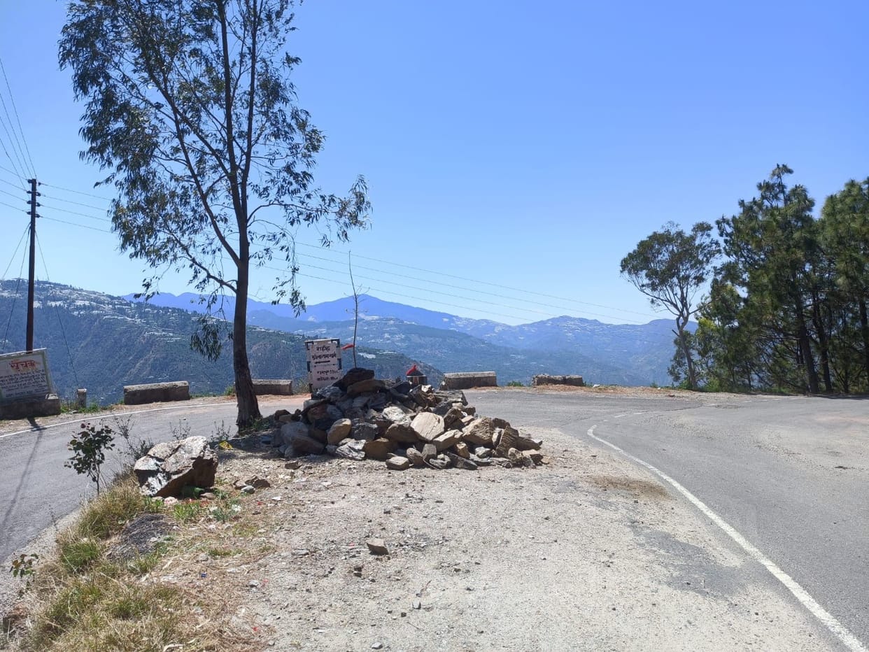 A rain shelter should be constructed at the zero point on the Nithar-Koyal-Bayal road