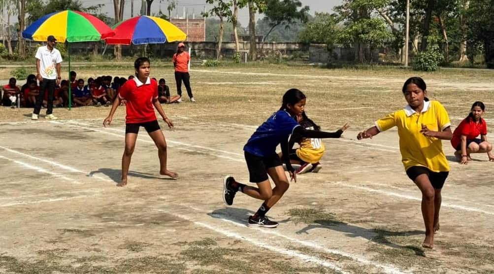 नवोदय विद्यालय ज्ञानपुर में खो-खो में भाग लेती छात्राएं। स्रोत: कॉलेज