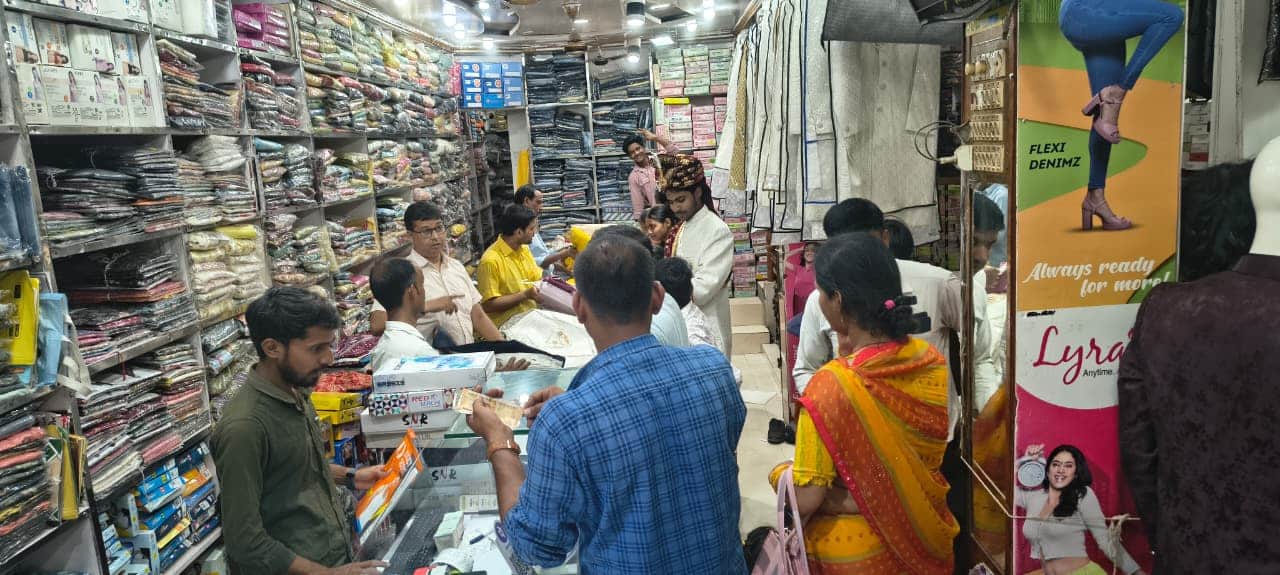 पडरौना शहर में कपड़े की खरीदारी करते लोग।संवाद