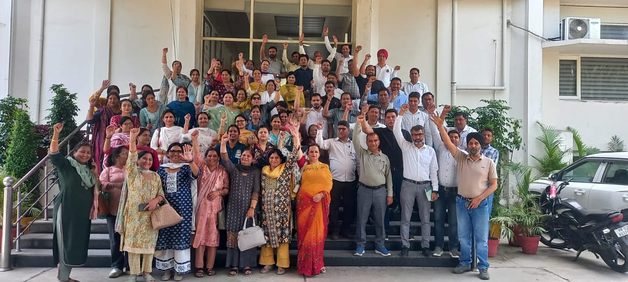 Teachers protested after not getting good food during census training.