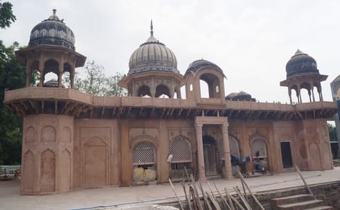 Raja Nahar Singh Palace, Rani ki Chhatri and Parson Temple are the heritage sites of the city.
