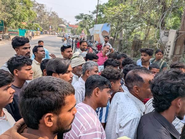 रविंद्र नगर में गैस के लिए जुटी लोगों की भीड़।संवाद