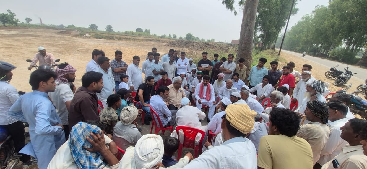 Farmers protested against the sale of mini sugar mill