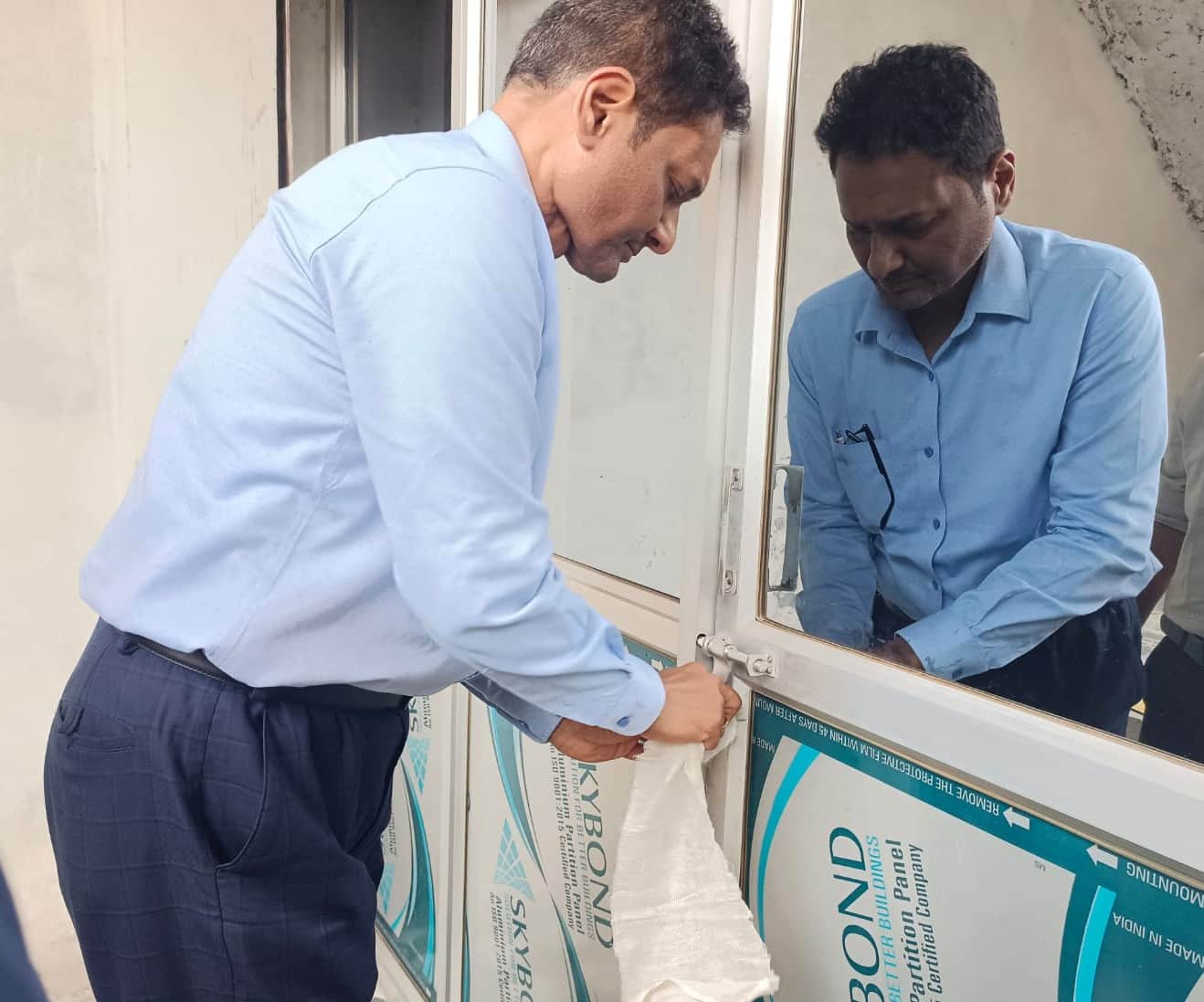 सरई राजपुतानी में अस्पताल सील करते गोपीगंज अधीक्षक। स्रोत विभाग