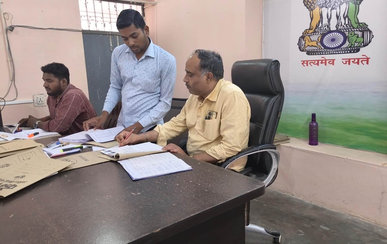 तहसील परिसर में पर्चा का निरीक्षण करते रिटर्निग अफसर सर्वेश कुमार सिंह गौर।