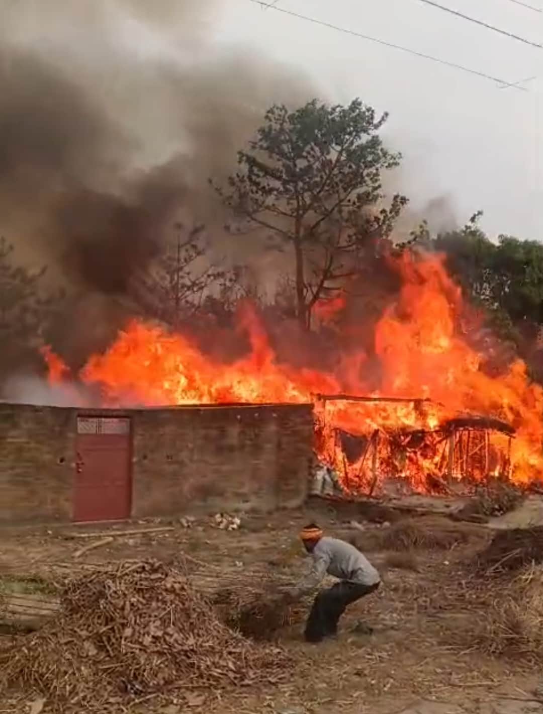 ठाढीभार गांव के इन्द्र पट्टी ताध टोला में आग लगने से जलतीं झोपड़ी।स्रोत-सोशल मीडिया