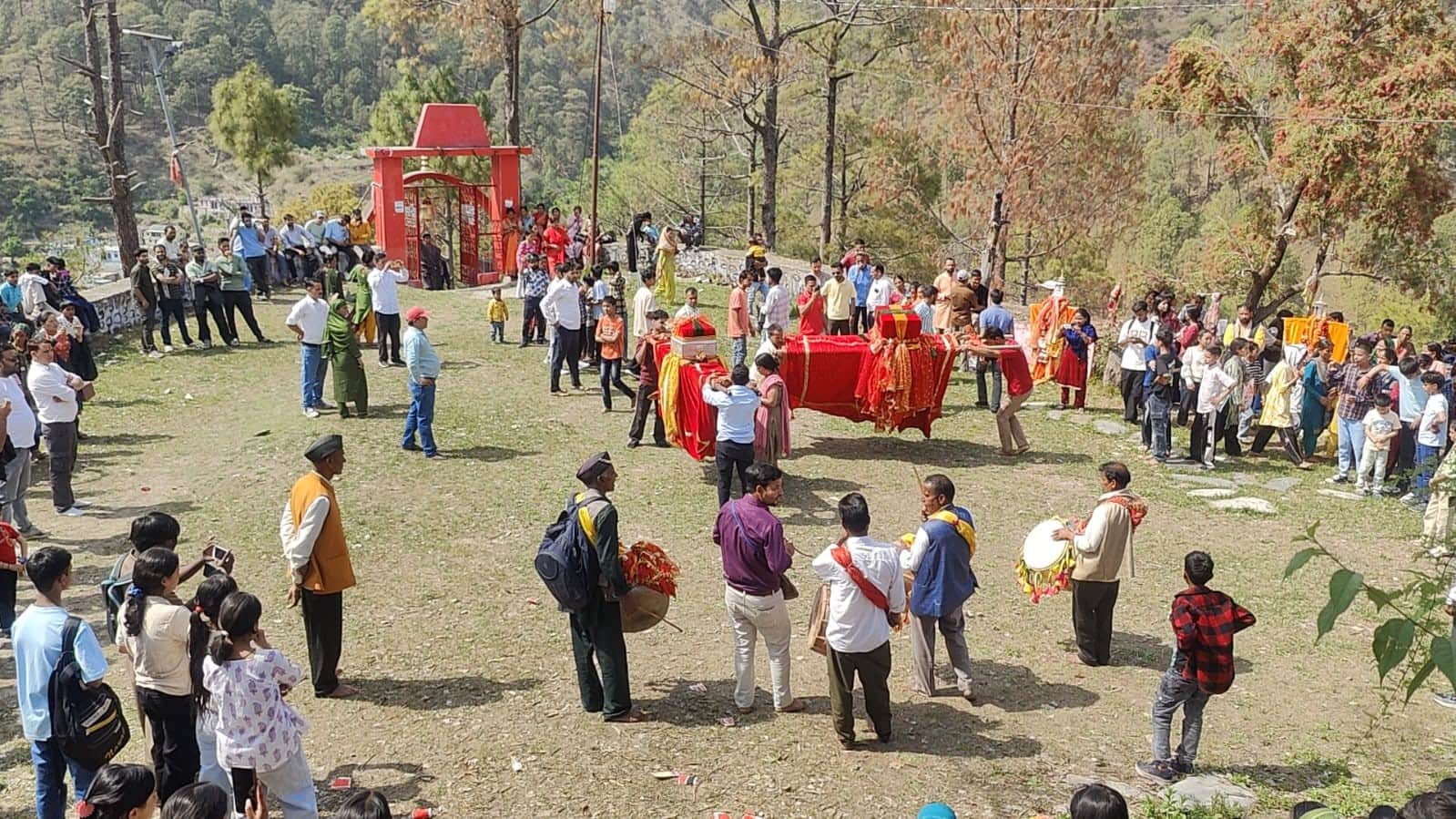 उत्तरकाशी के गढ़ पर्वत पर मां रेणुका के मेले में देव डोलियों के साथ नृत्य करते ग्रामीण। स्रोत ज
