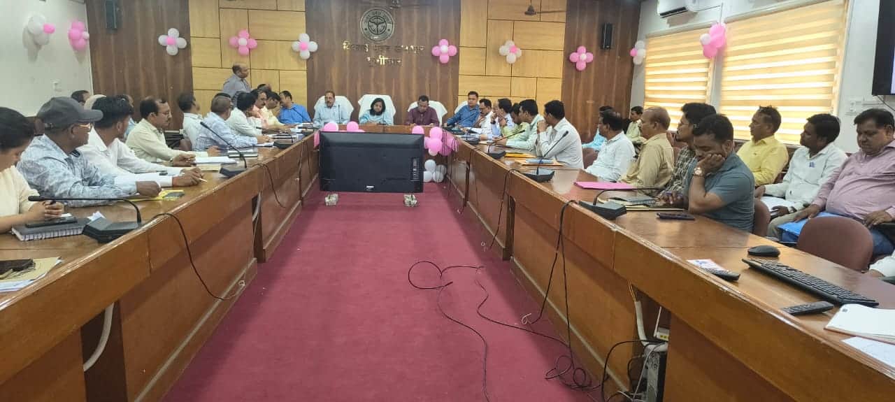 विकास भवन सभागार में बैठक करतीं सीडीओ।स्रोत-सोशल मीडिया