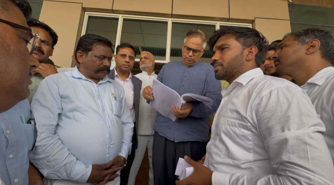 Mahapanchayat protests against the reinstatement of the guilty, reaches out to meet the Vice Chancellor