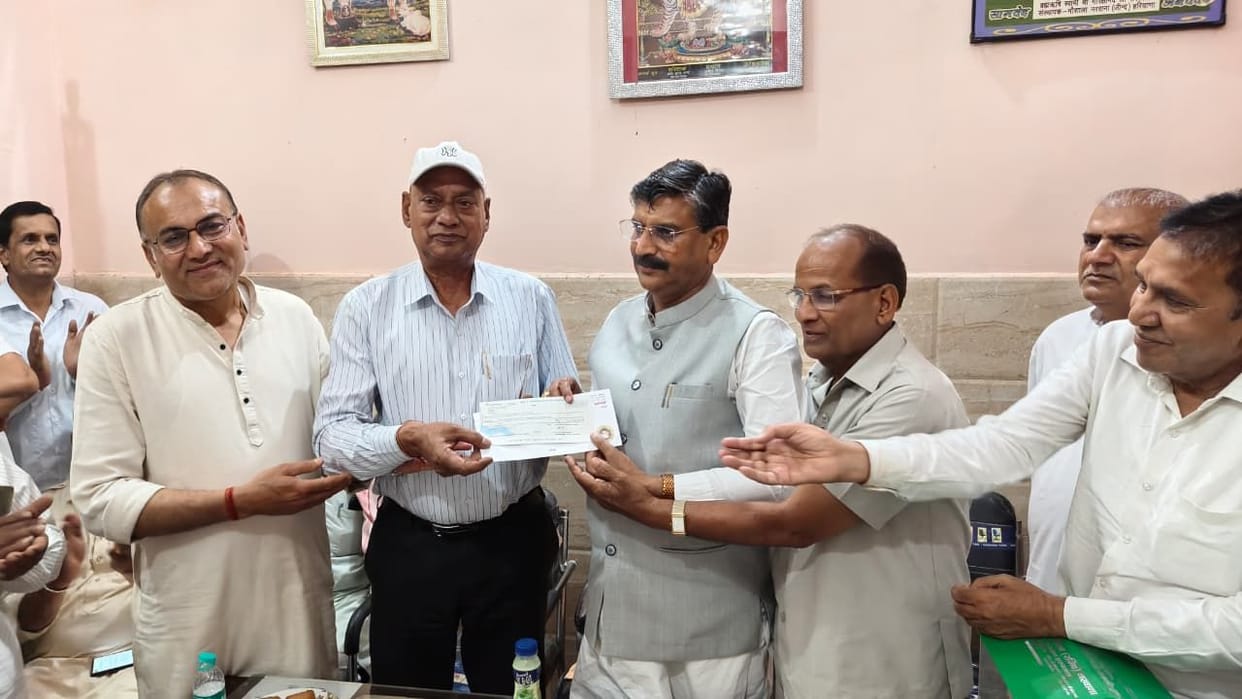 Minister Krishna Kumar Bedi distributed cheques for financial assistance.