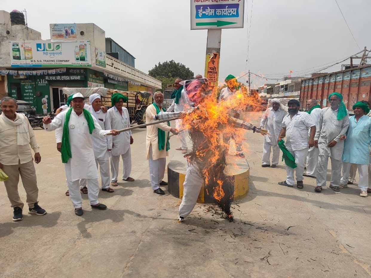 Farmers Burn Effigy of Minister Krishna Bedi