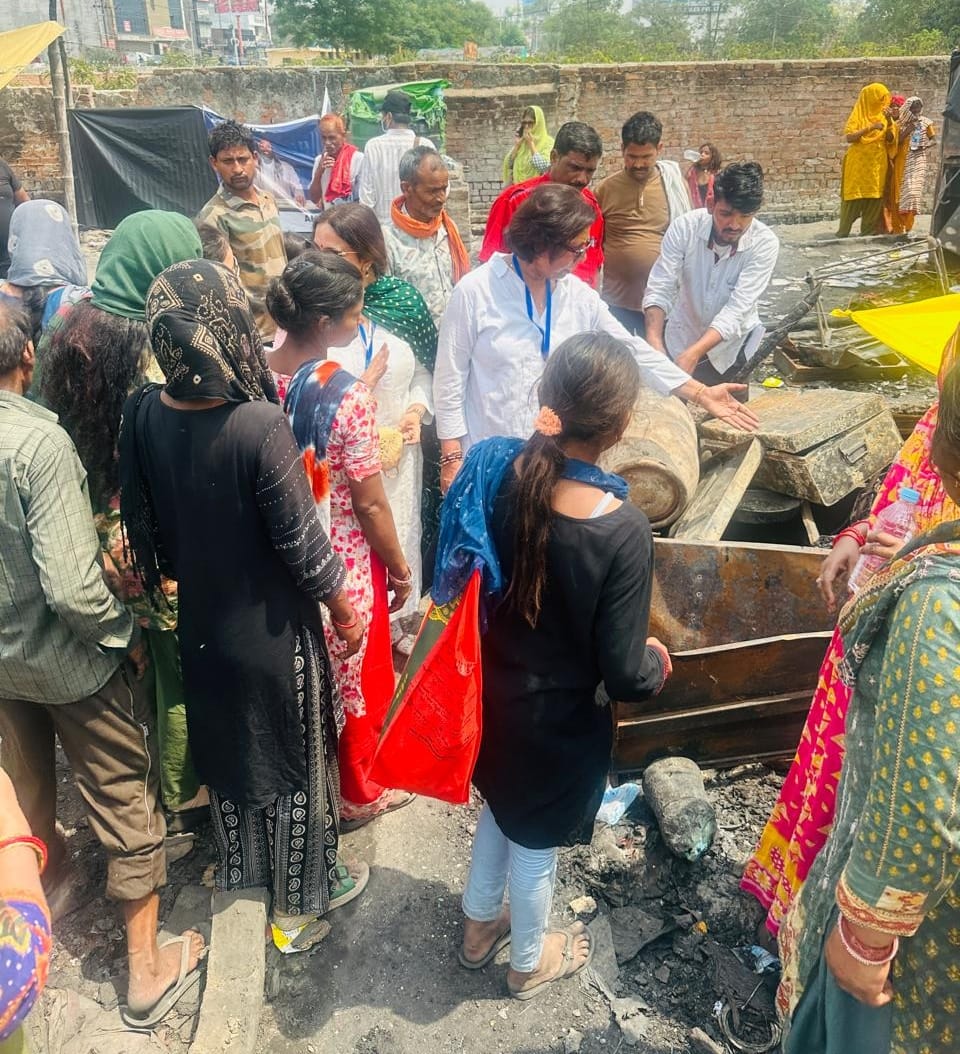 Food and fruits were distributed to the fire victims.