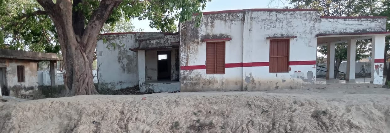 Children forced to study in a dilapidated building