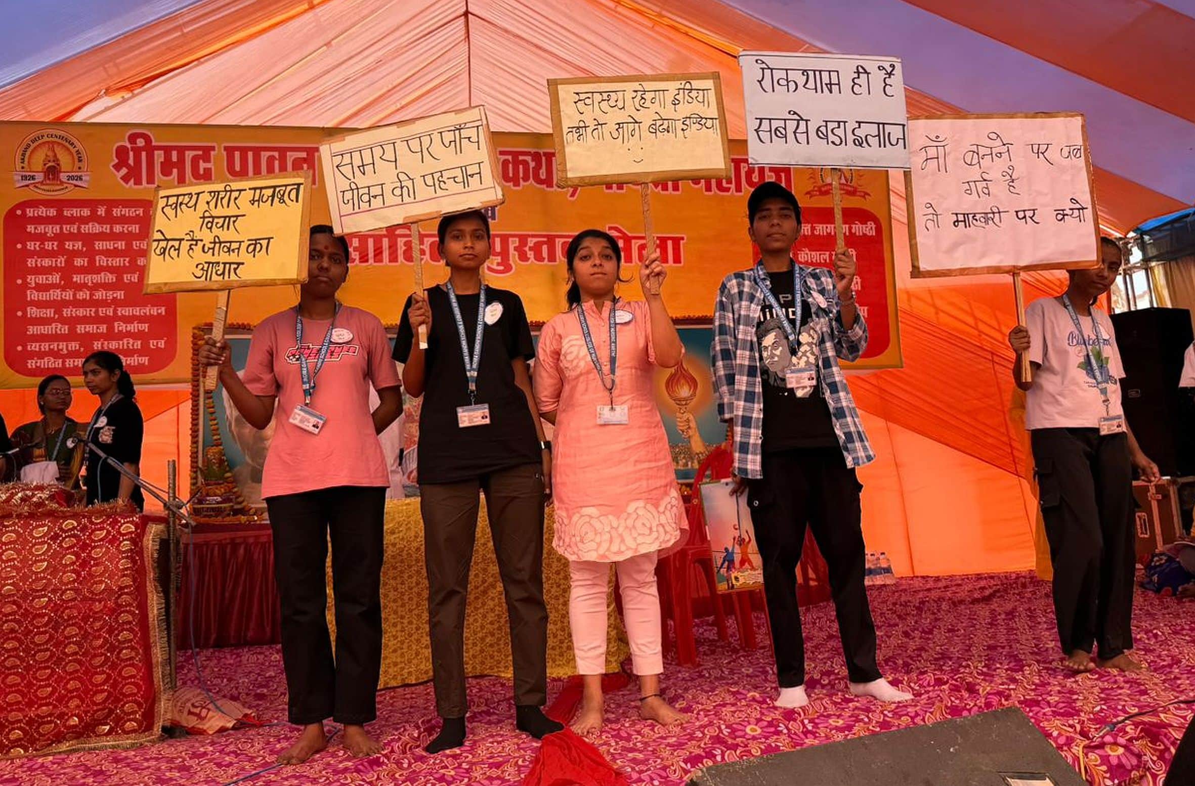 अमेठी में आयोजित कन्या कौशल शिविर में पोस्टर दिखाती बालिकाएं।