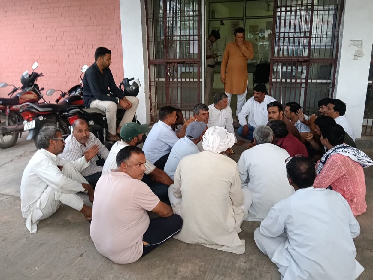 Disgruntled by the lack of timely lifting, commission agents and farmers staged a sit-in protest outside the market committee office.