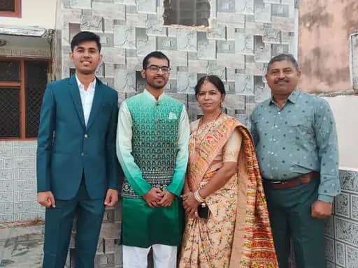 अपने परिजनों के साथ उमंग रावल