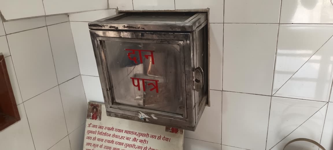 Theft at Baba Swami Dayal Dham; thieves break donation box and flee with thousands of rupees