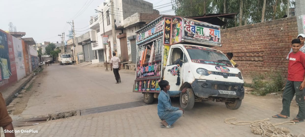 Broken drain grille causes accidents, no solution found for two months