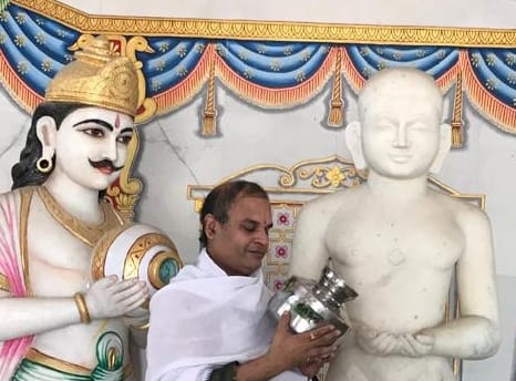 The history of Akshaya Tritiya is also linked to the first Parana (breaking of the fast) of Lord Rishabhdev