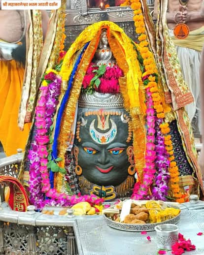 Baba Mahakal, adorned cannabis, Vaishnav tilak, Tripund, Trinetra, woke up at 4 am to give darshan devotees.