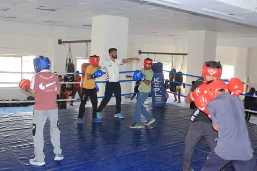 बाक्सिंग का अभ्यास करते खिलाड़ी। संवाद