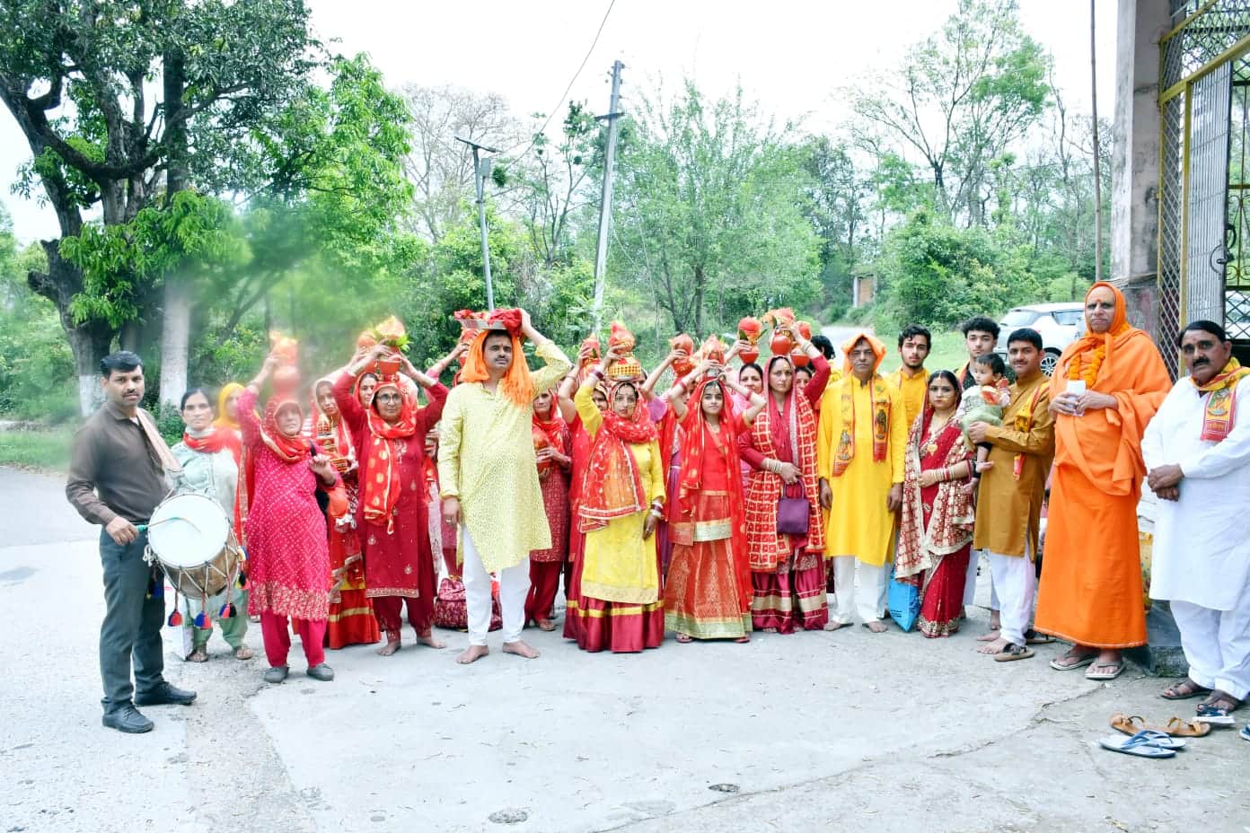 बलोह गांव में कलश यात्रा निकालते ग्रामीण। स्रोत : जागरूक पाठक