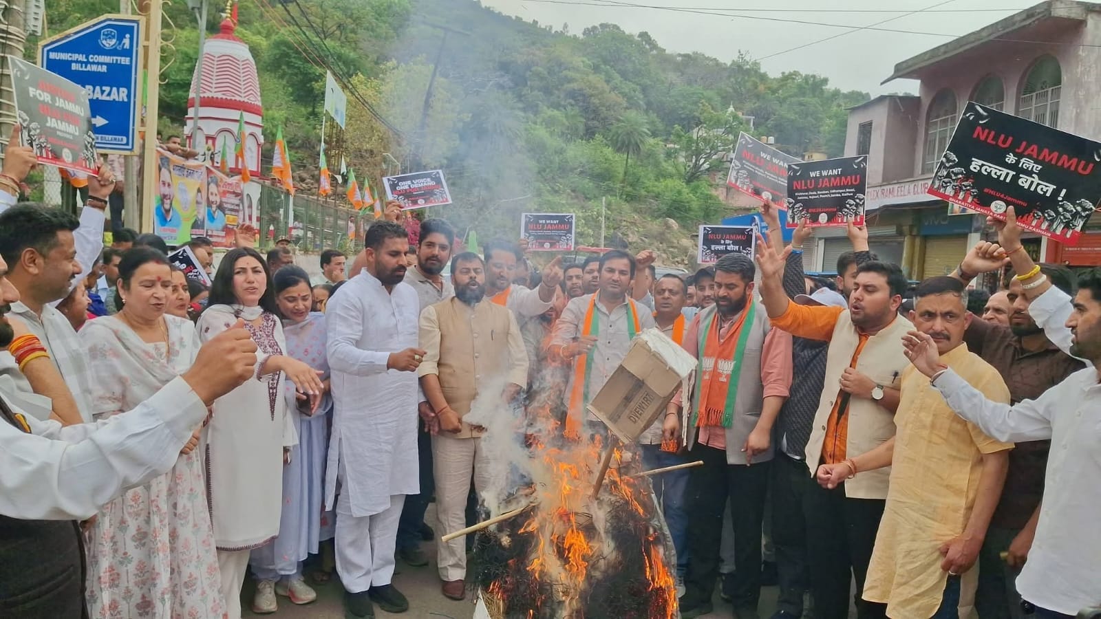 बिलावर में पुतला फूंककर प्रदर्शन करते भाजयुमो कार्यकर्तासंवाद
