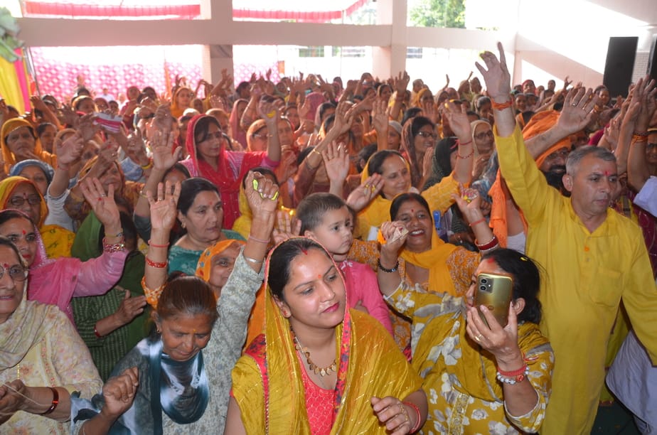 ब्राह्मण सभा में आयोजित कथा में झूमते भक्त