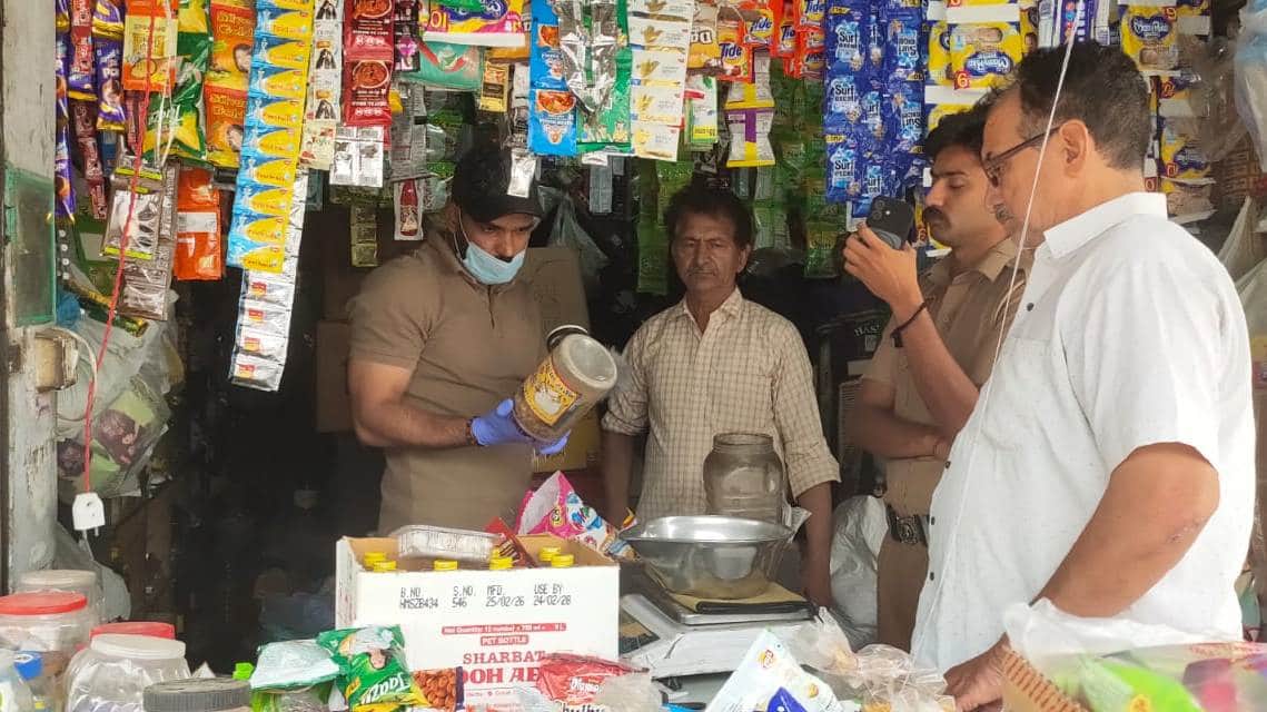 चोरी के बाद दुकान पर जांच करती पुलिस। संवाद