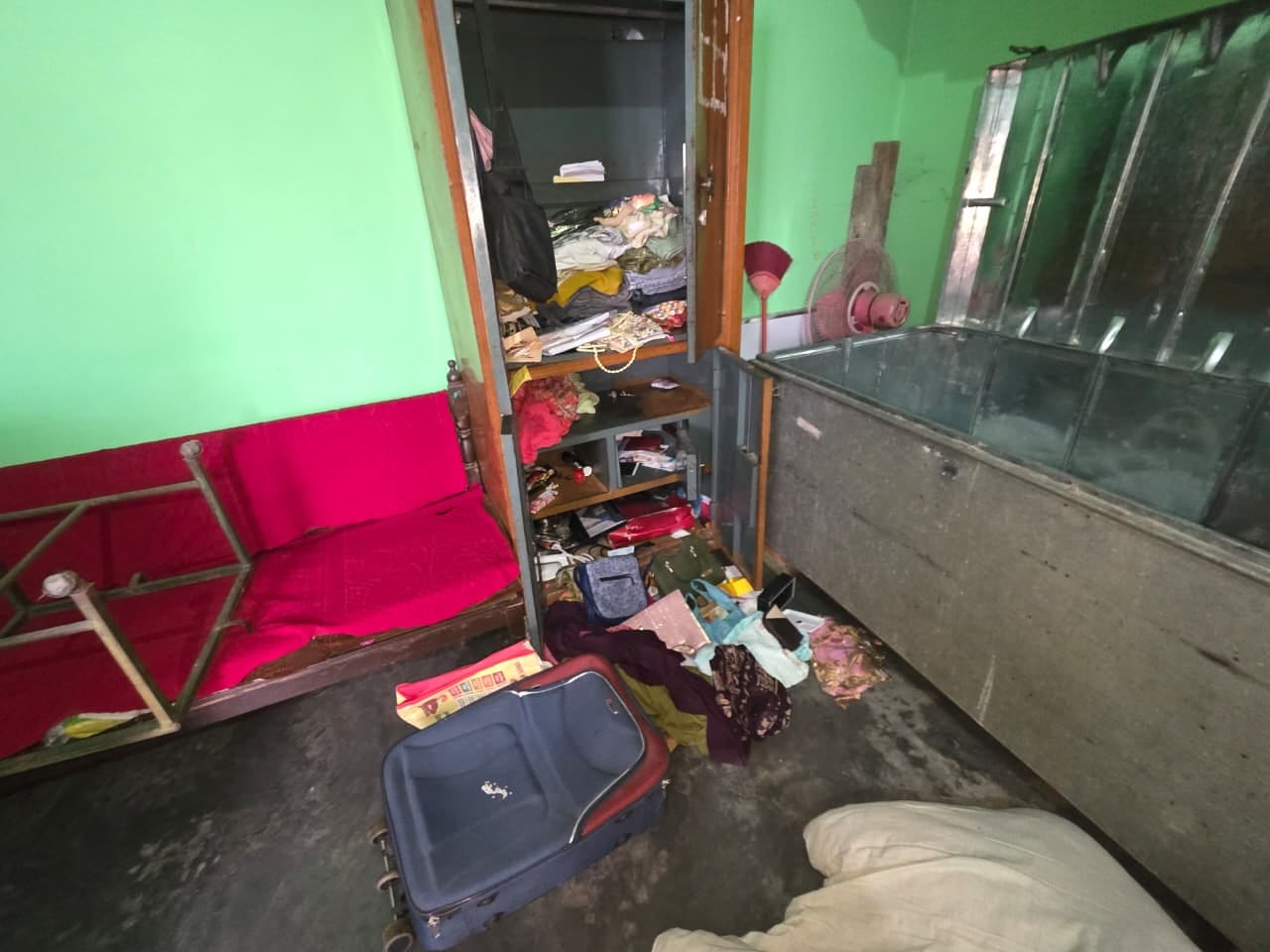 चोरों ने घरों में लगाई सेंध, बिखरा पड़ा सामान