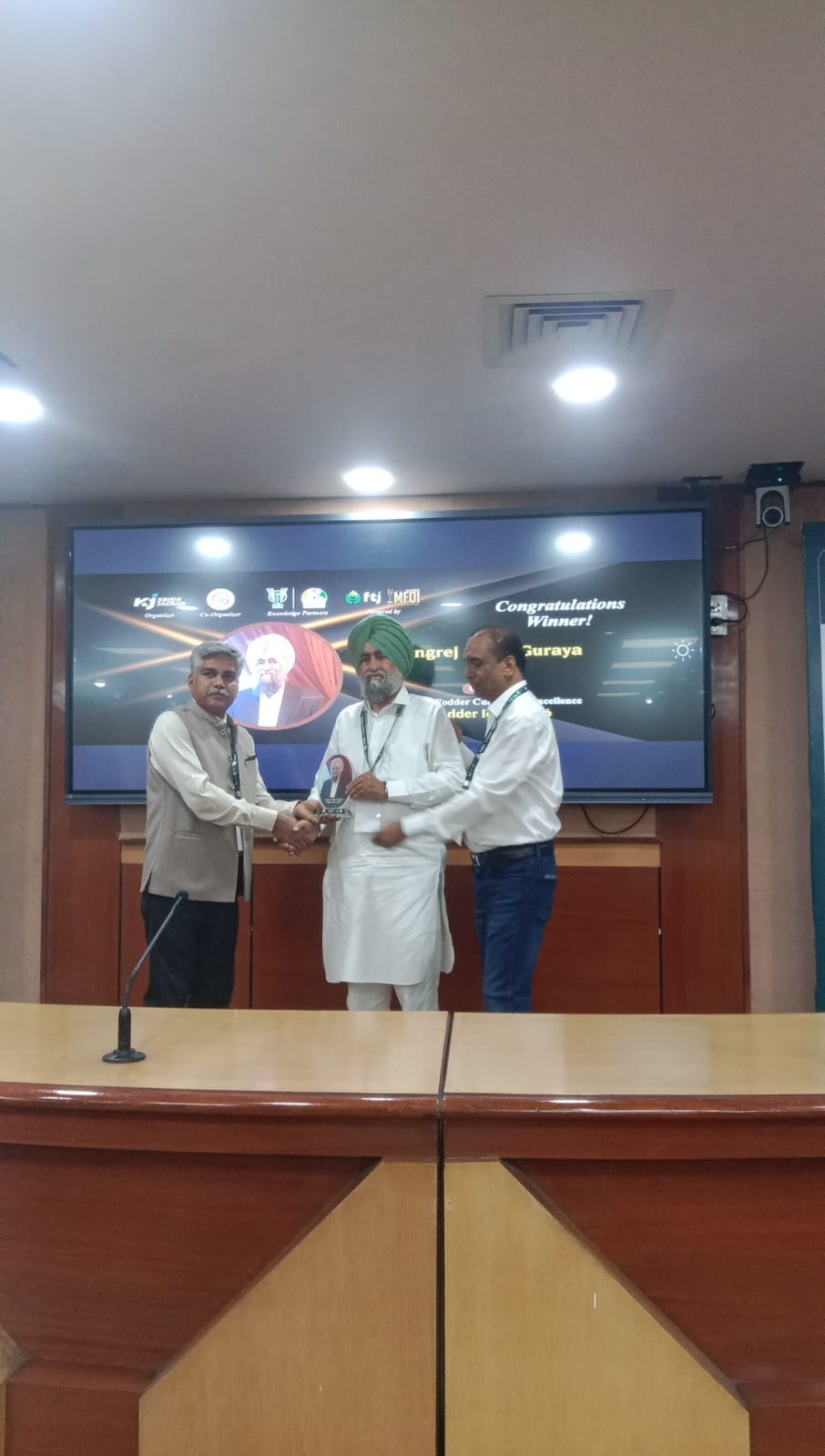 Farmer Angrez Singh receives the Fodder Icon Award