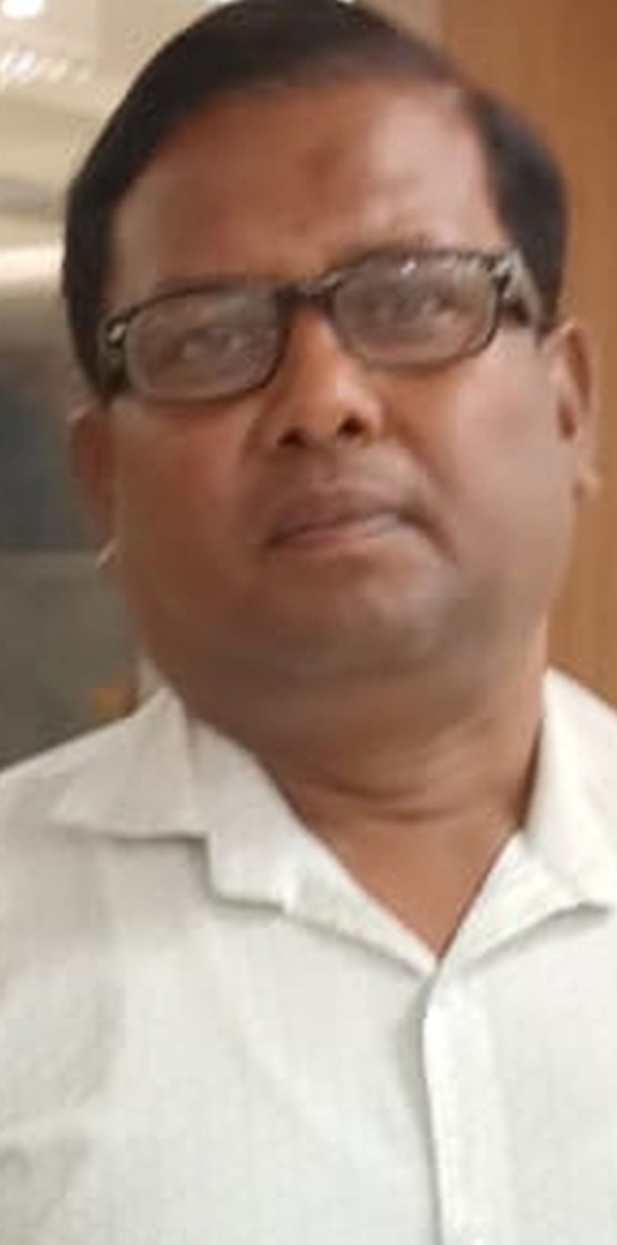 Battling illness and stress, English spokesperson commits suicide by cutting a wrist vein