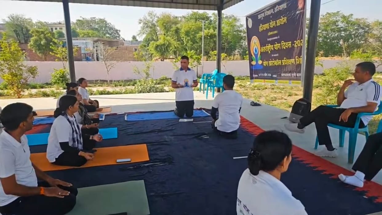 Yoga Assistants Taught the Nuances of Group Demonstrations