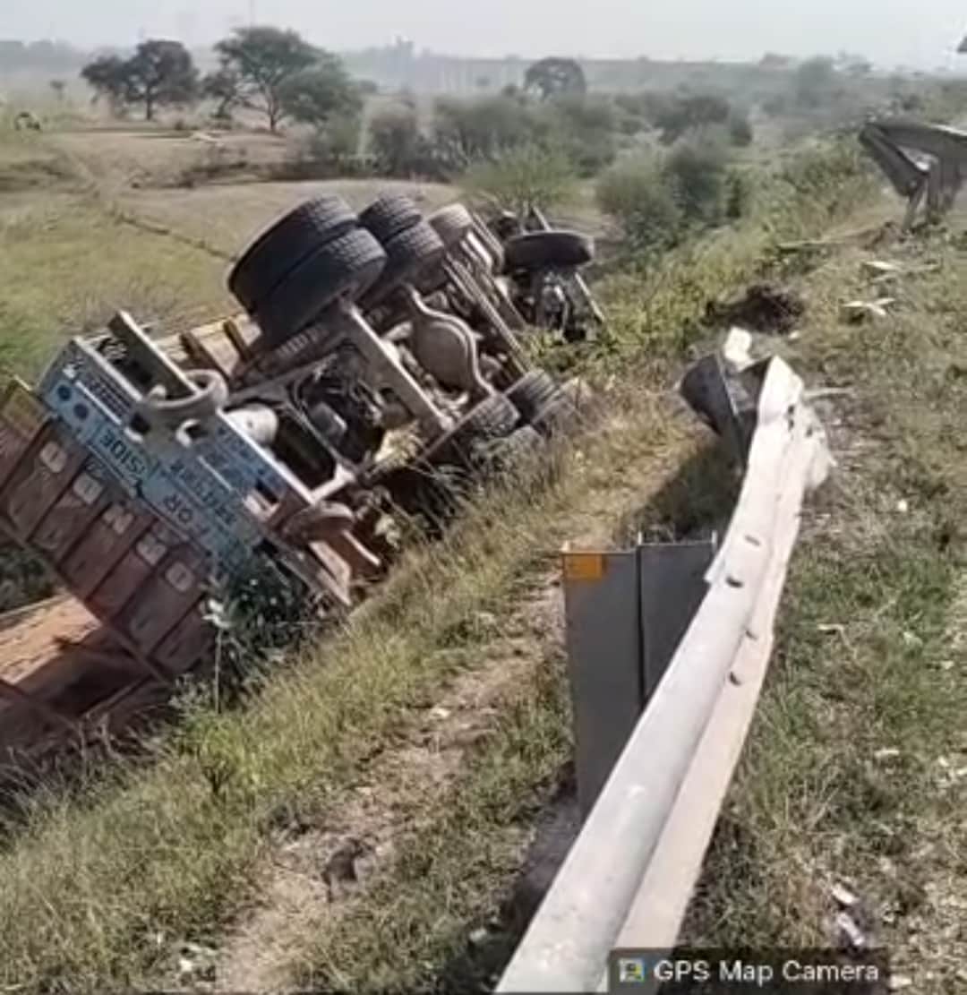 फोटो 17 एचएएमपी 41- कानपुर-सागर हाईवे पर पलटा ट्रक। संवाद