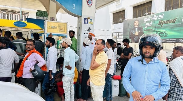 35 petrol pumps in rural areas are empty, long queues in the city